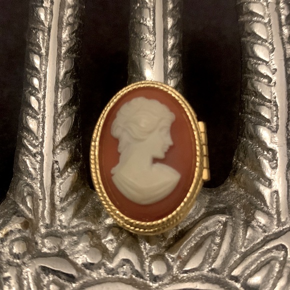 Vintage Avon Cameo Gold Poison Locket Adjustable sized ring - Picture 1 of 12